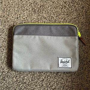 Herschel soft laptop case